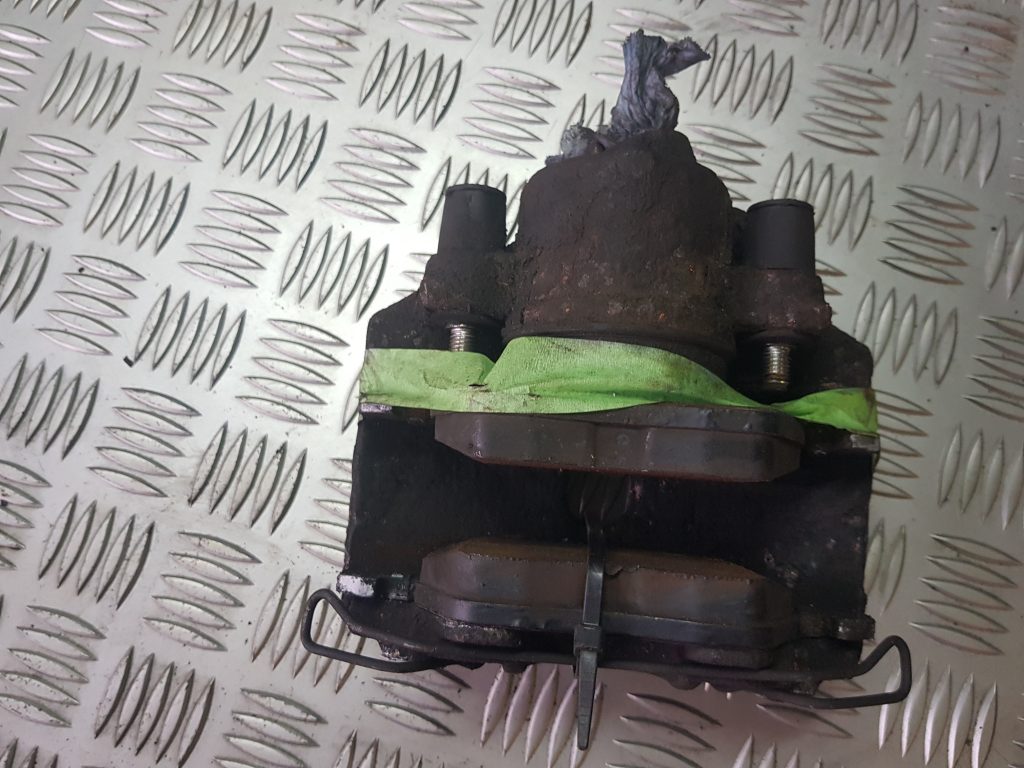 Priekšējais kreisais suports priekš VW PASSAT B6 2006 ANGL. UNIVERSAL