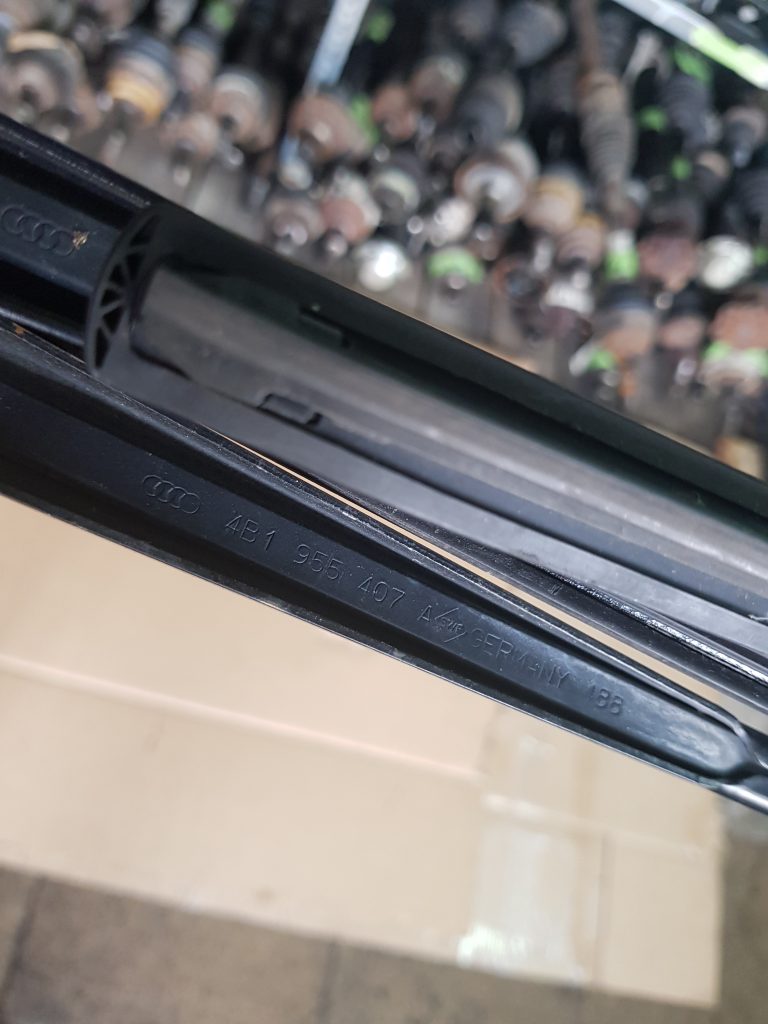 Vējstikla slotiņa priekš AUDI A6 1998 2 Vējstikla slotiņa priekš AUDI A6 1998