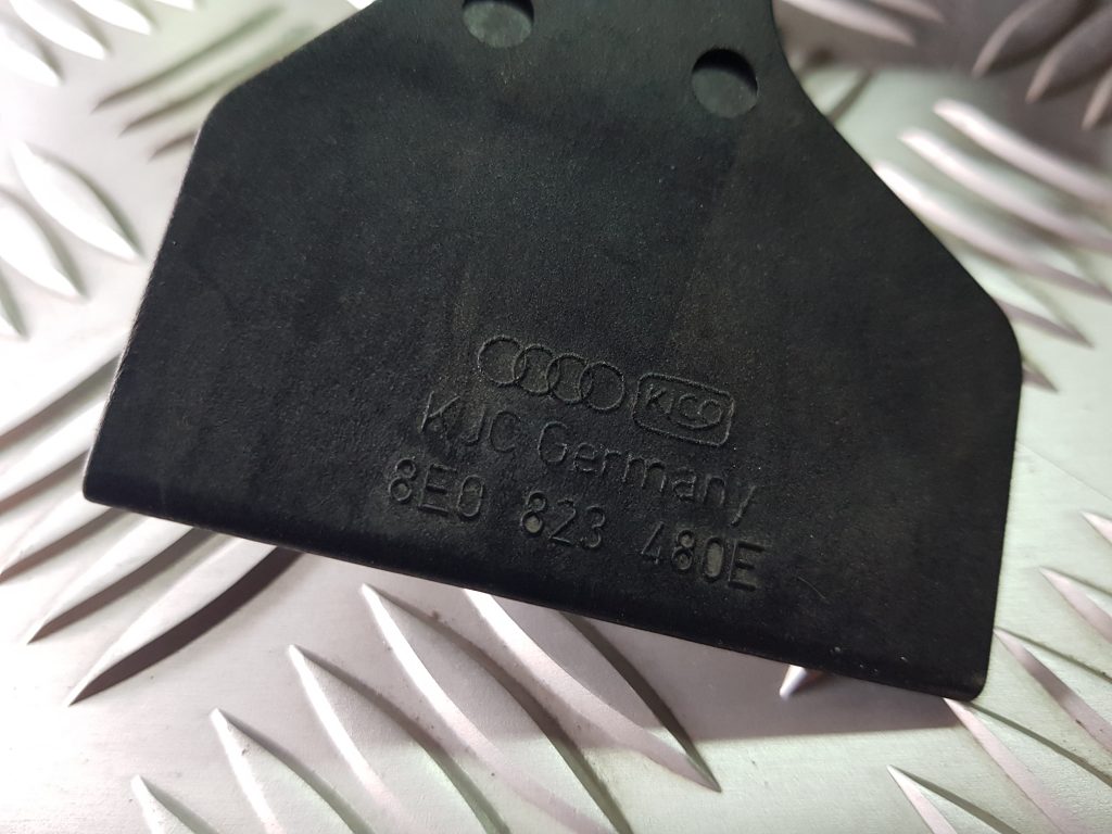 Dzinēja pārsega slēdzenes cilpa priekš AUDI A4 2005 2 Dzinēja pārsega slēdzenes cilpa priekš AUDI A4 2005