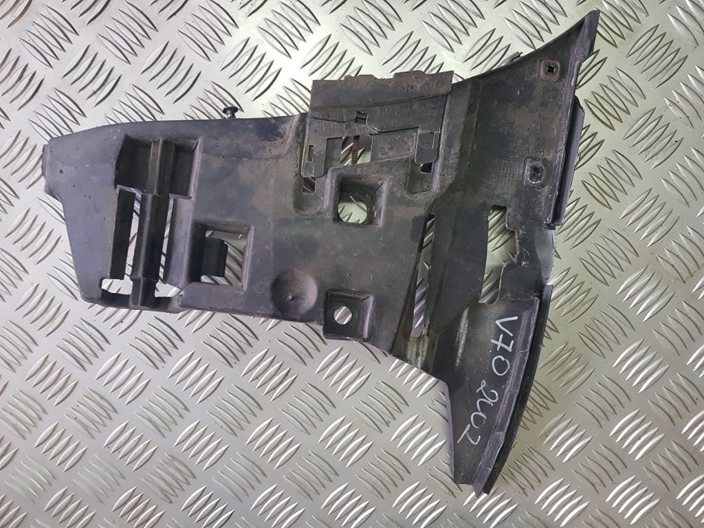 Priekšēja bufera labais kronšteins priekš VOLVO V70 2002 SILVER 1 Priekšēja bufera labais kronšteins priekš VOLVO V70 2002 SILVER