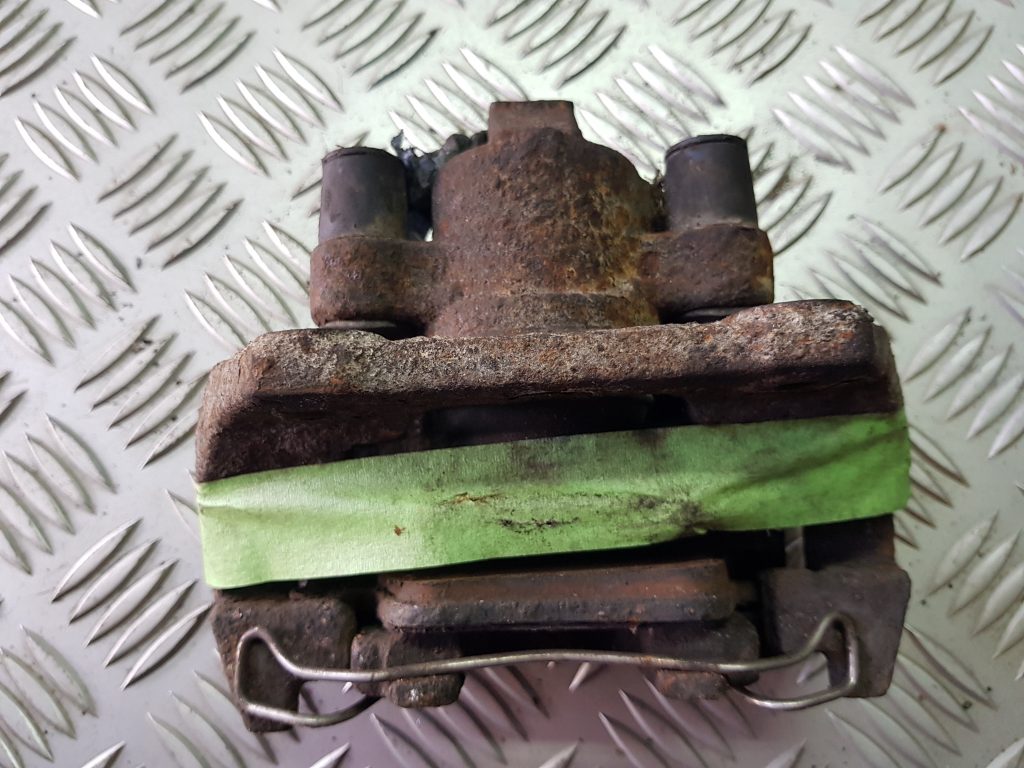 Aizmugurējais labais suports priekš VOLVO V70 2003 GREY 2 Aizmugurējais labais suports priekš VOLVO V70 2003 GREY