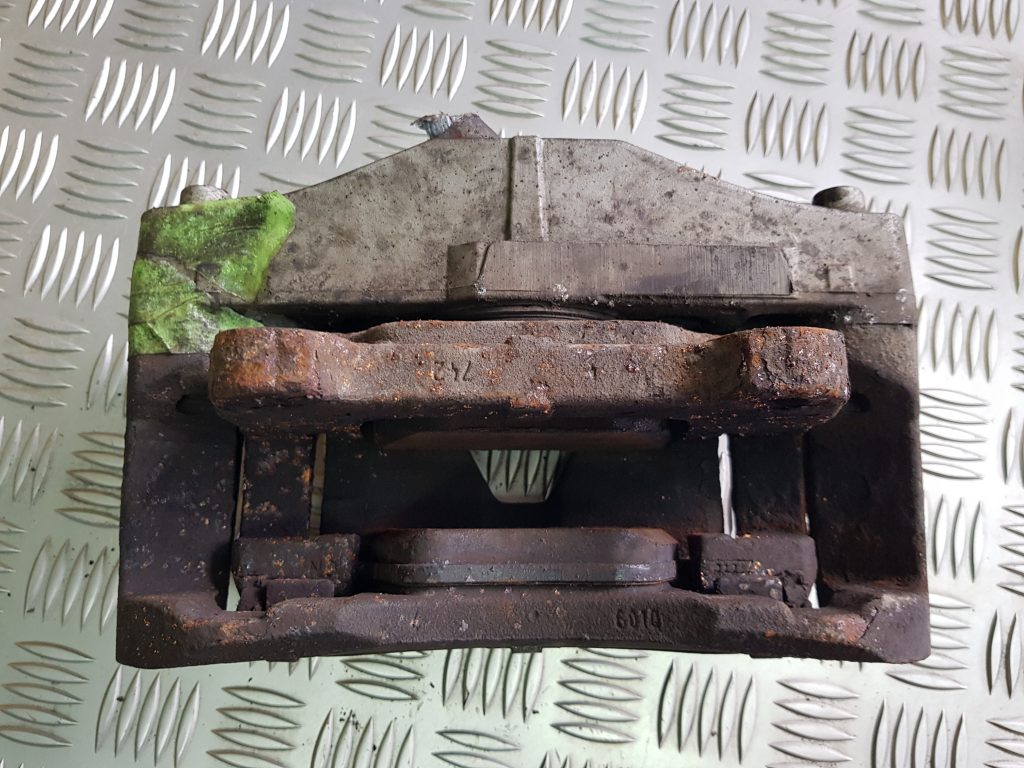 Priekšējais kreisais suports priekš VOLVO XC90 2004 2 Priekšējais kreisais suports priekš VOLVO XC90 2004