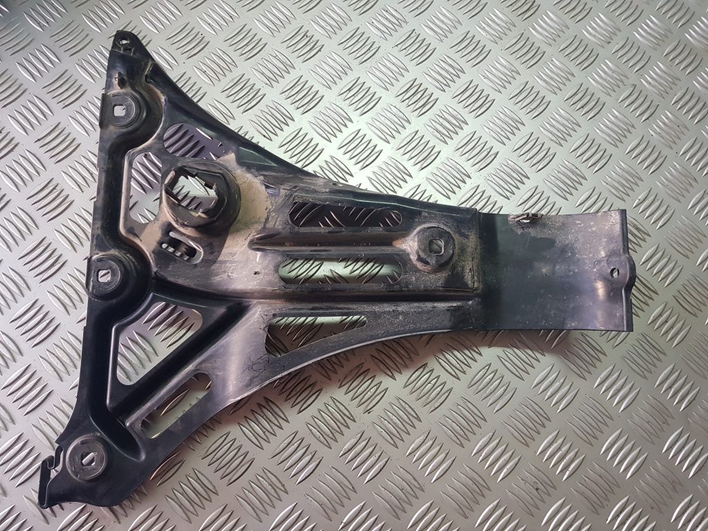 Aizmugurējā spārna un bufera stiprinājums priekš BMW 530D E61 2006 TOURING TITANSILVER