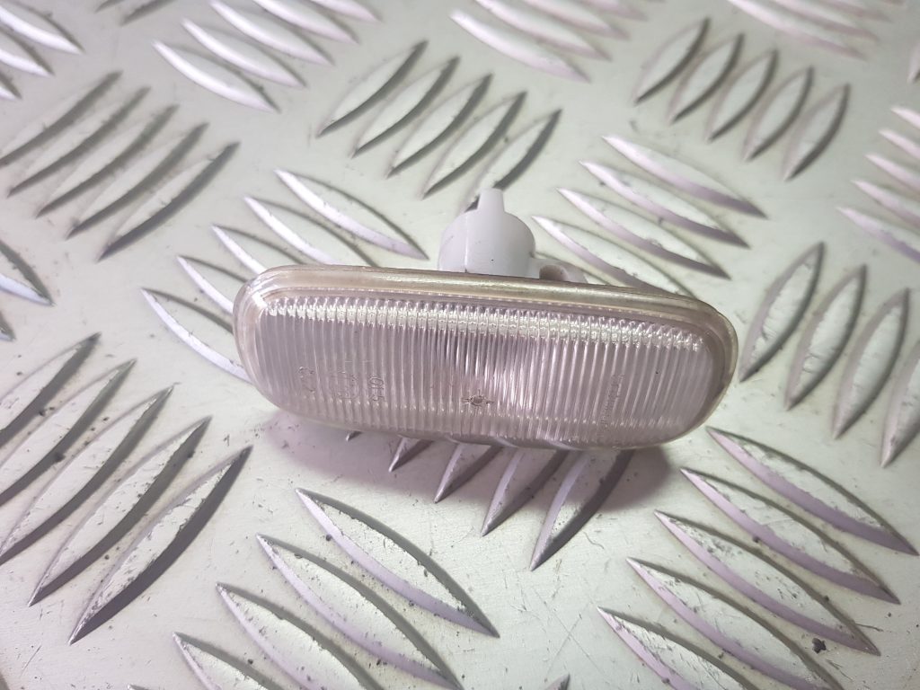 Pagrieziena signala lukturis priekš AUDI A4 2003 1 Pagrieziena signala lukturis priekš AUDI A4 2003