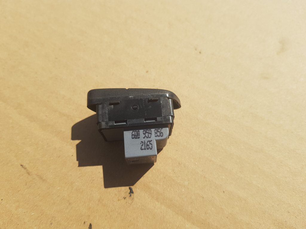 Stikla pacelšanas poga priekš VW POLO 2005 2 Stikla pacelšanas poga priekš VW POLO 2005