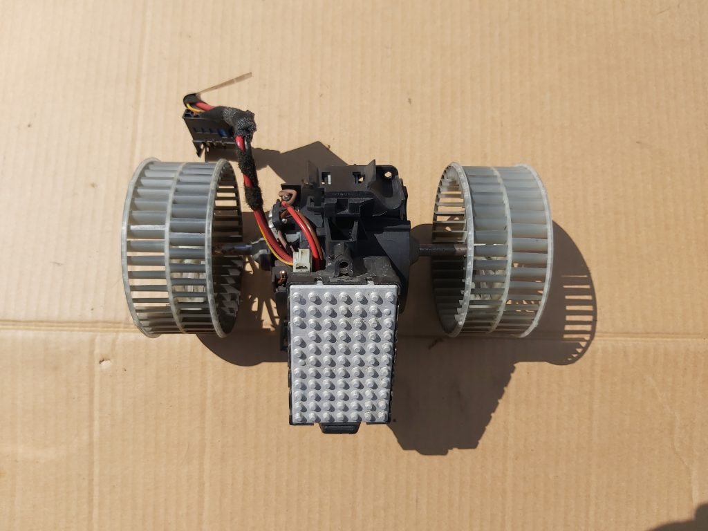 Salona ventilators priekš BMW 525 E60 2006 BLACK 1 Salona ventilators priekš BMW 525 E60 2006 BLACK