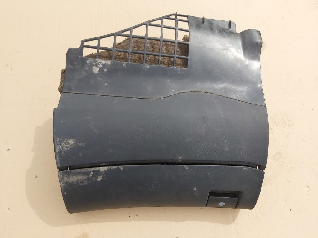 Mantu glabāšanas nodalījums pasažiera pusē priekš AUDI A4 1996 1 Mantu glabāšanas nodalījums pasažiera pusē priekš AUDI A4 1996