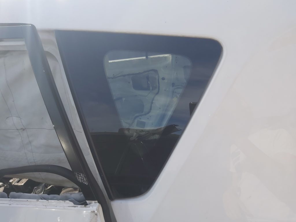 Aizmugurējais kreisais sānu stikls priekš TOYOTA VERSO 2012