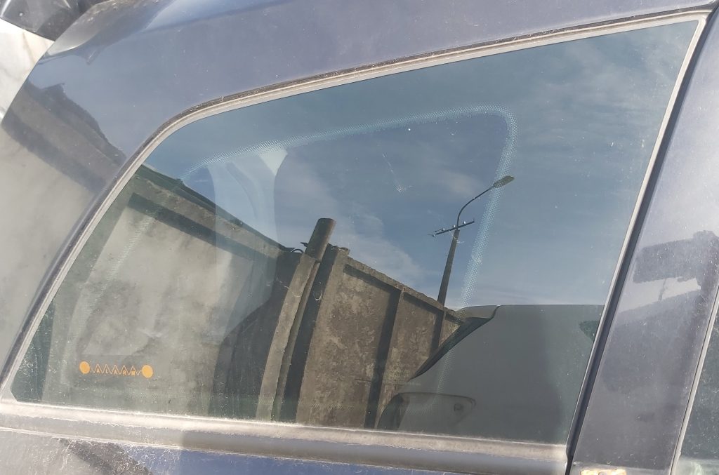 Aizmugurējais labais sānu stikls priekš OPEL ASTRA H STATION WAGON 2009