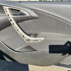 Priekšējo labo durvju apdare priekš OPEL ASTRA J 2011