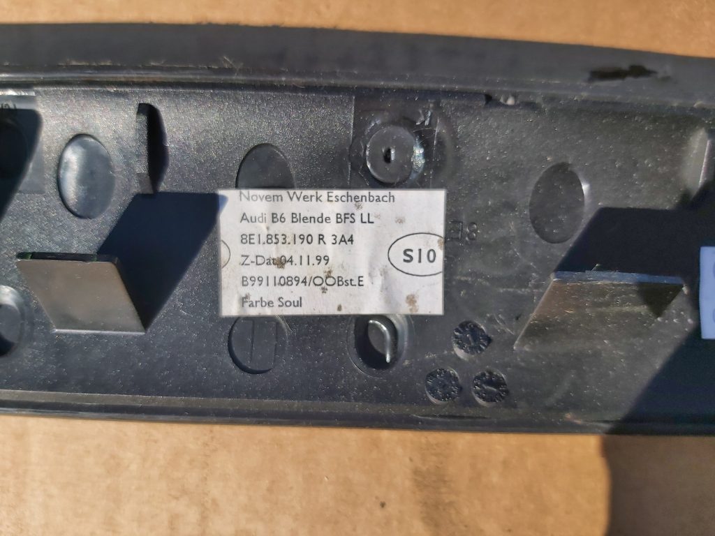 Mērinstrumentu paneļa dekoratīvā uzlika priekš AUDI A4 2001 2 Mērinstrumentu paneļa dekoratīvā uzlika priekš AUDI A4 2001