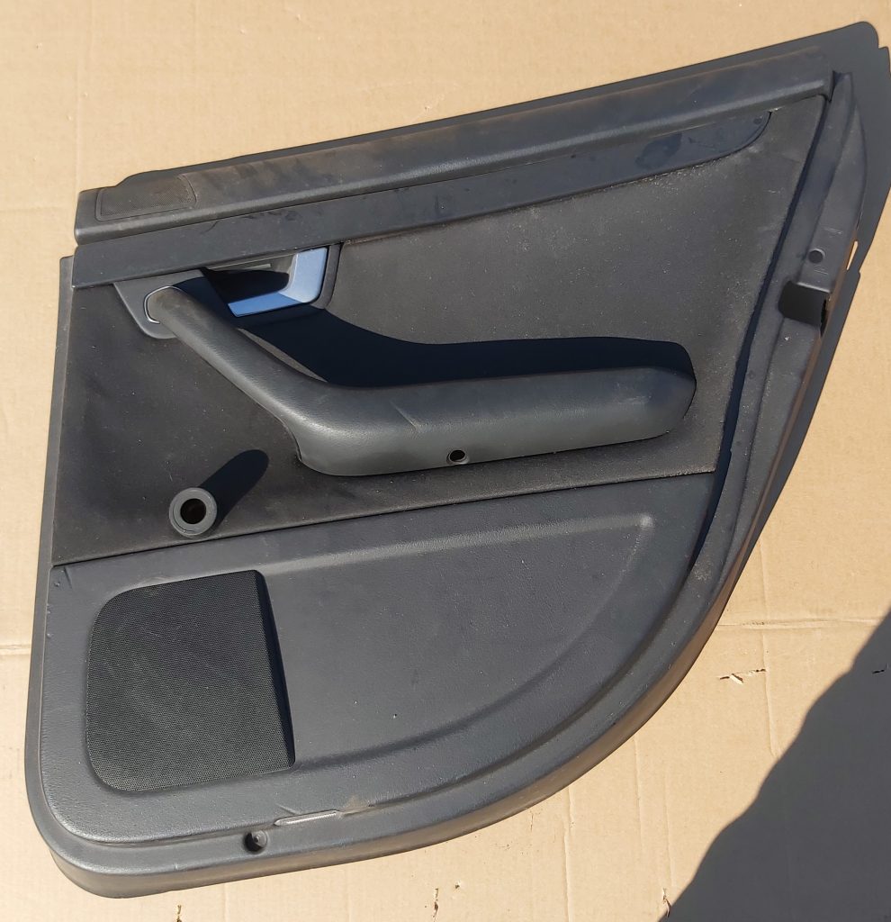 Aizmugurējo labo durvju apdare priekš AUDI A4 2001