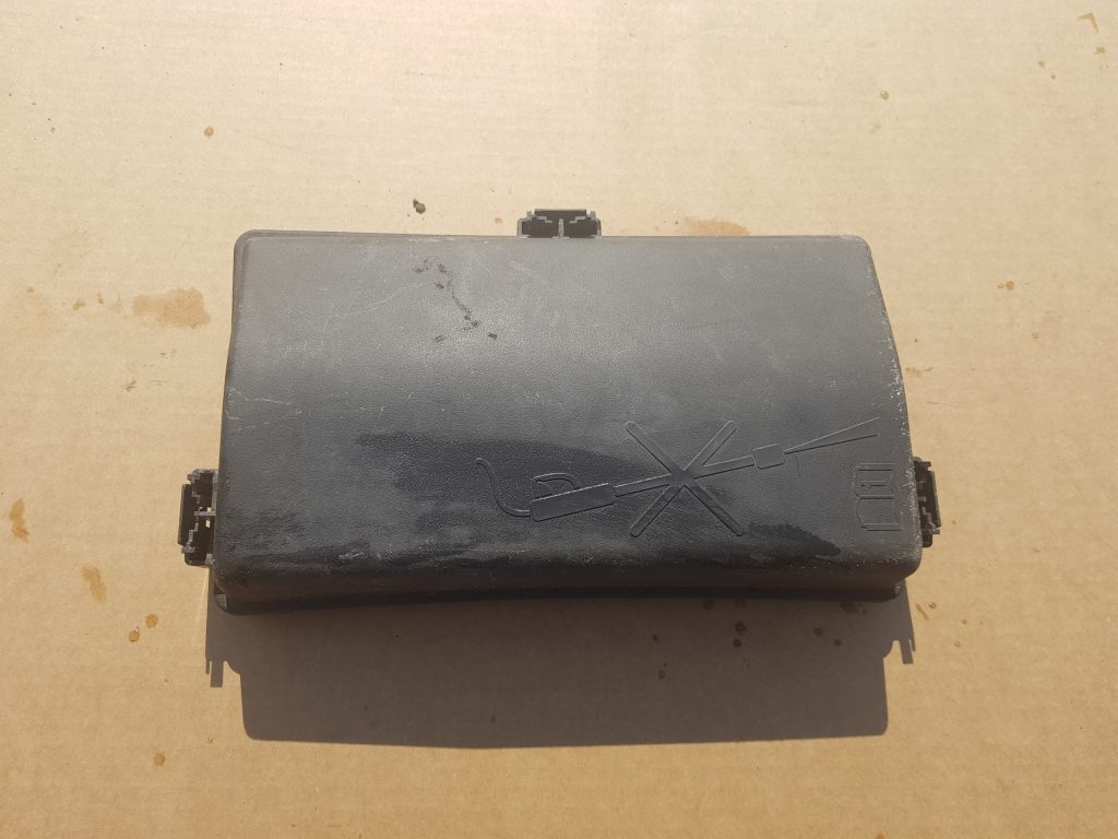 Drošinātāju kārbas korpusa vāks priekš OPEL INSIGNIA SPORTS TOURER 2010