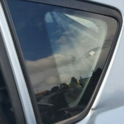 Aizmugurējais kreisais sānu stikls priekš TOYOTA COROLLA VERSO 2008