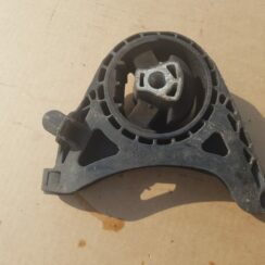 Dzinēja spilvens priekš OPEL INSIGNIA SPORTS TOURER 2010