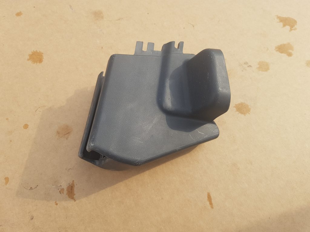 Priekšējā labā sēdekļa sliežu apdare priekš TOYOTA COROLLA VERSO 2008 1 Priekšējā labā sēdekļa sliežu apdare priekš TOYOTA COROLLA VERSO 2008