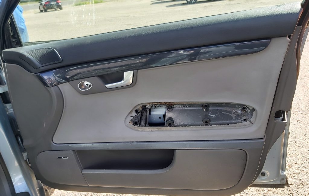 Priekšējo labo durvju apdare priekš AUDI A4 2003 1 Priekšējo labo durvju apdare priekš AUDI A4 2003