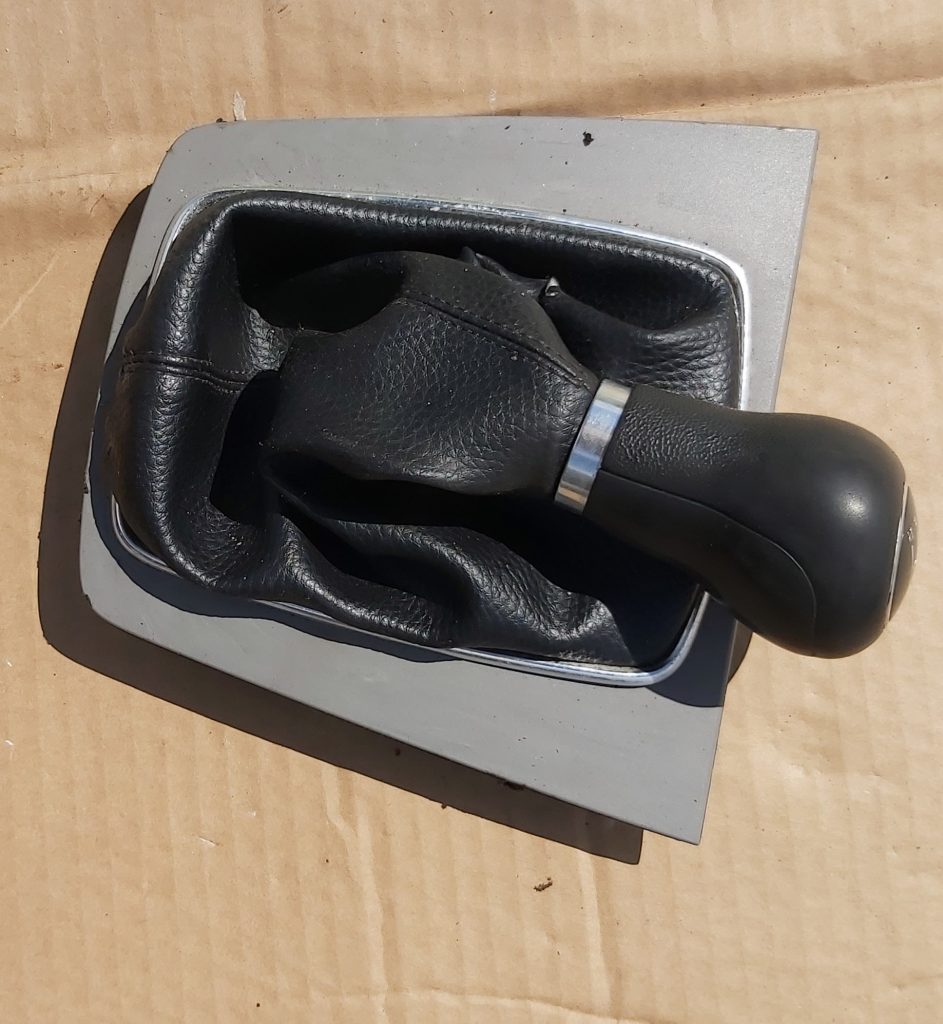 Pārnesumu pārslēgšanas kloķa auduma pārvalks priekš AUDI A4 2003 1 Pārnesumu pārslēgšanas kloķa auduma pārvalks priekš AUDI A4 2003