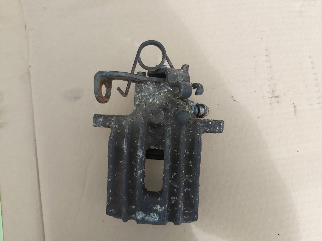 Aizmugurējais kreisais suports priekš AUDI A4 2003 1 Aizmugurējais kreisais suports priekš AUDI A4 2003