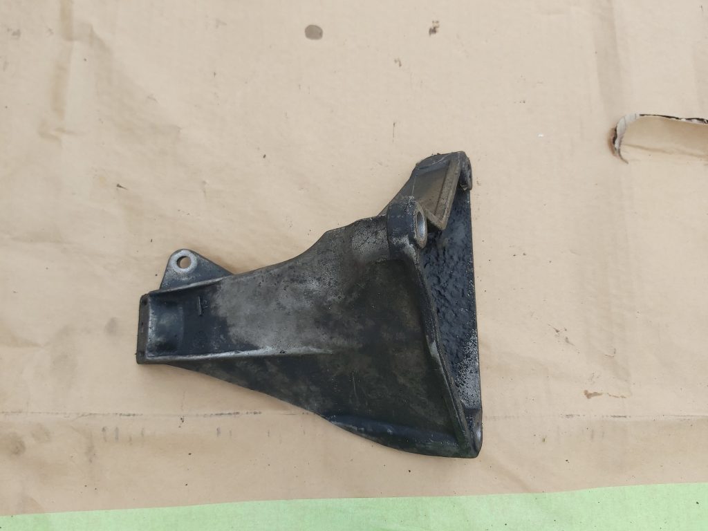 Dzinēja kronšteins priekš AUDI A4 2003 1 Dzinēja kronšteins priekš AUDI A4 2003