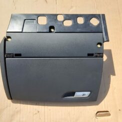 Mantu glabāšanas nodalījums pasažiera pusē priekš AUDI A7 2011 SPORTBACK