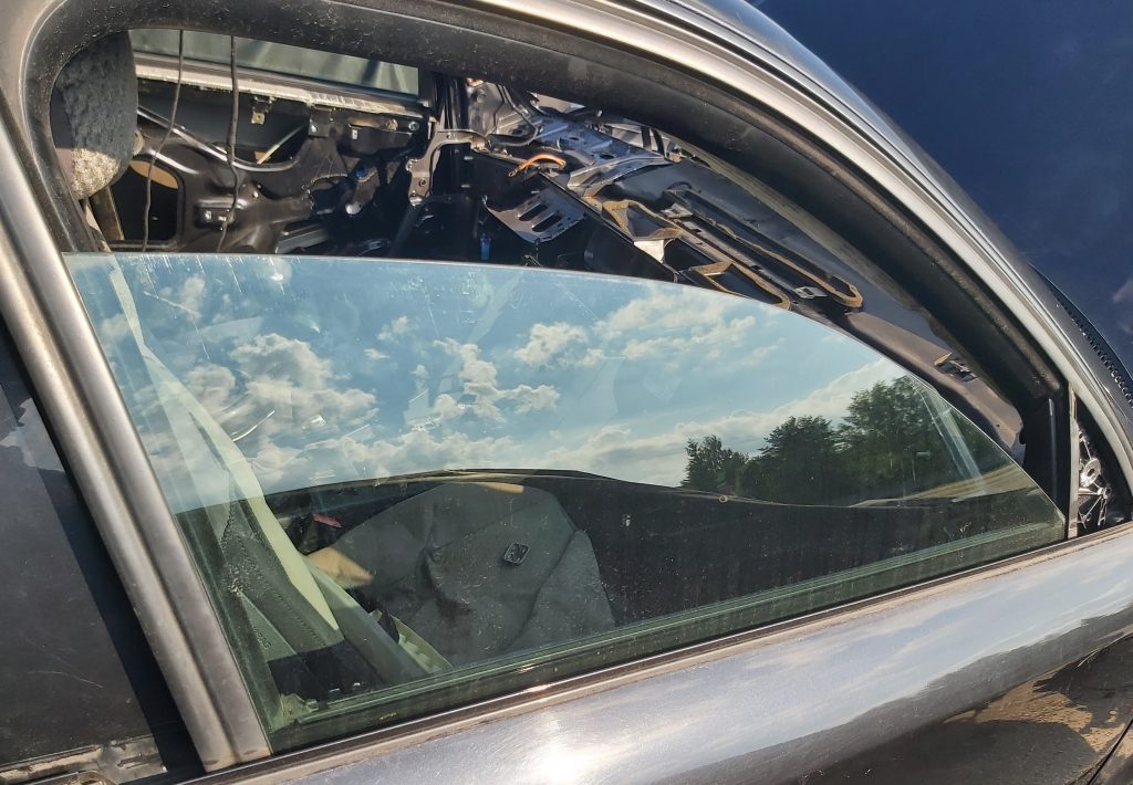 Priekšējo labo durvju stikls priekš AUDI A4 2004