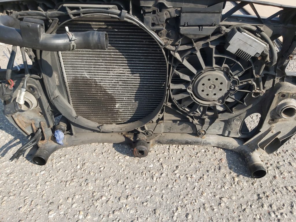 Radiatoru komplekts priekš AUDI A4 2004 3 Radiatoru komplekts priekš AUDI A4 2004