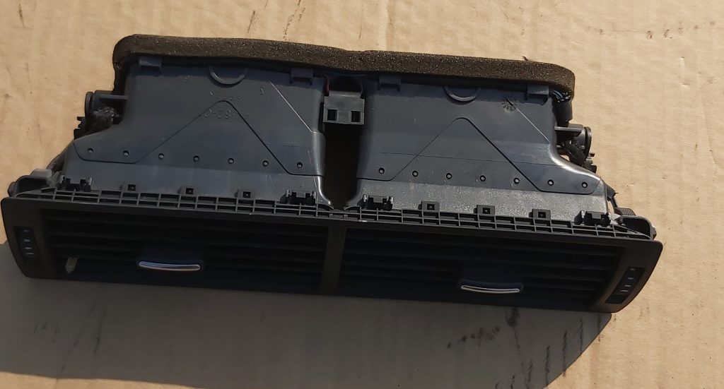 Mērinstrumentu paneļa gaisa vads, centrā priekš AUDI A4 2004 1 Mērinstrumentu paneļa gaisa vads, centrā priekš AUDI A4 2004