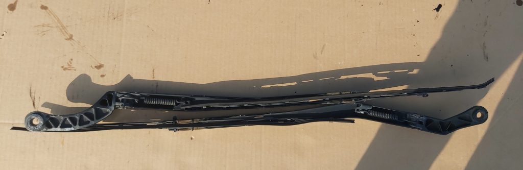 Vējstikla slotu turētāju komplekts priekš AUDI A4 2004 1 Vējstikla slotu turētāju komplekts priekš AUDI A4 2004