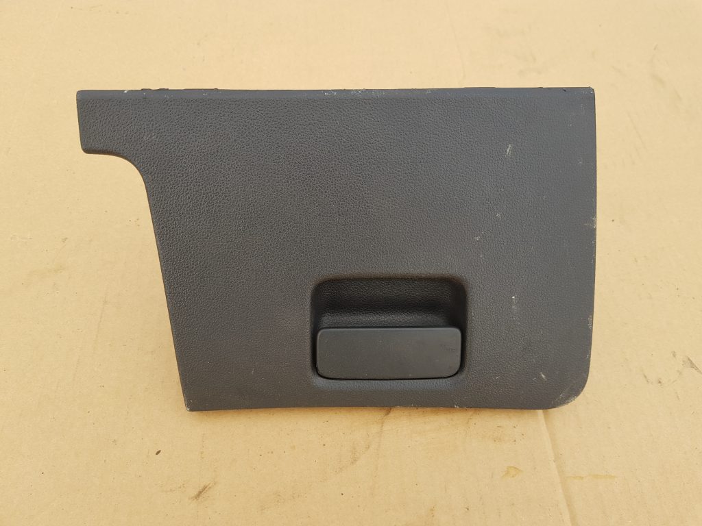 Mantu glabāšanas nodalījums vadītāja pusē priekš VW GOLF 2014 1 Mantu glabāšanas nodalījums vadītāja pusē priekš VW GOLF 2014