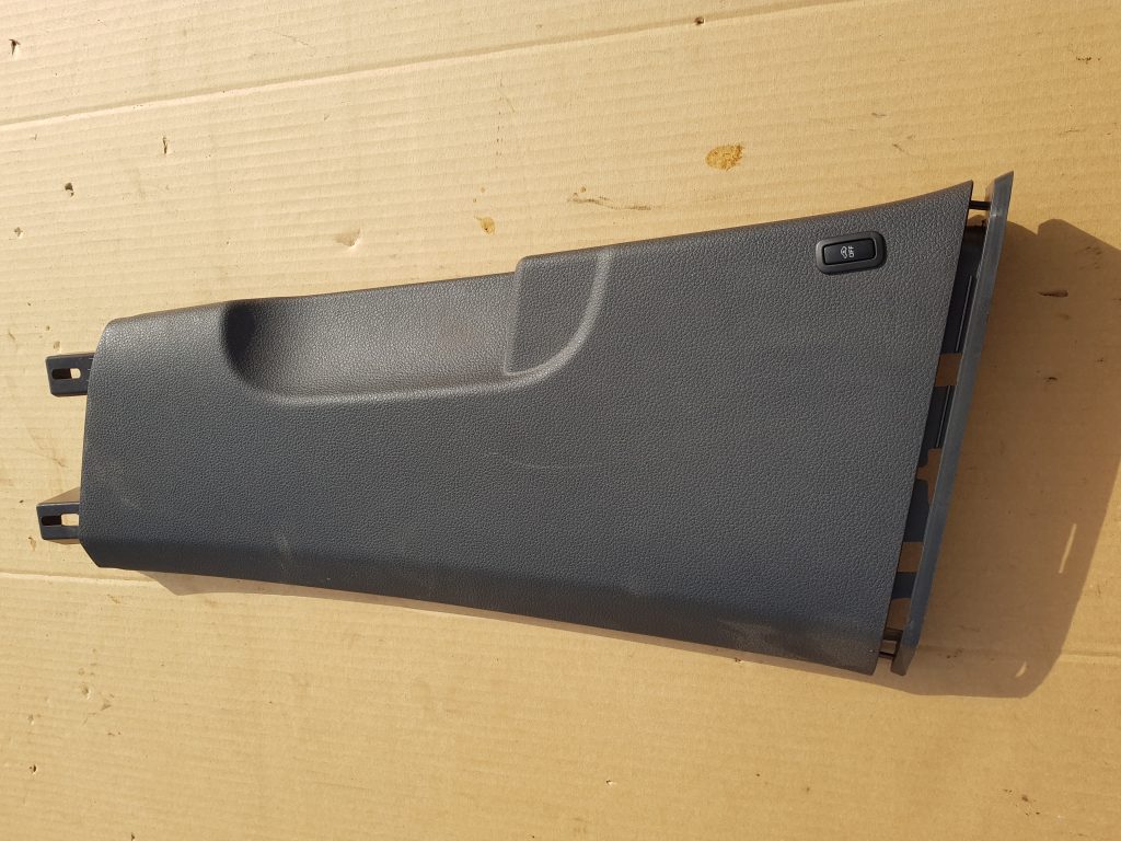 Vidējas salona statnes apdare priekš VW GOLF 2014 1 Vidējas salona statnes apdare priekš VW GOLF 2014