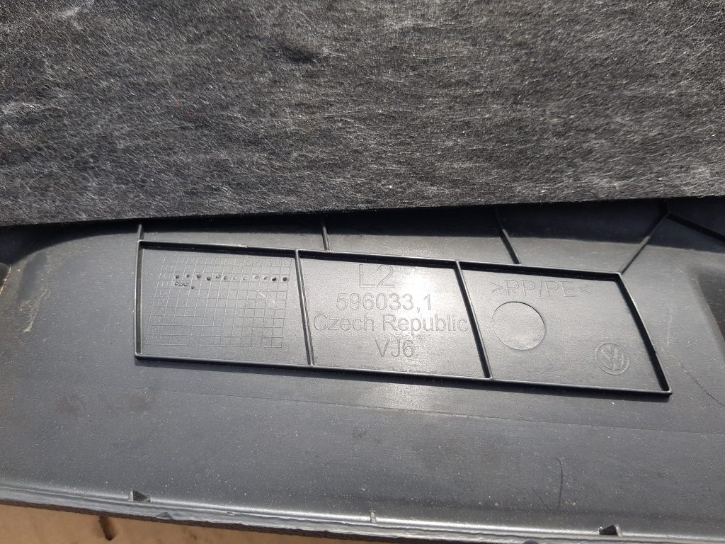 Vidējas salona statnes apdare priekš VW GOLF 2014 2 Vidējas salona statnes apdare priekš VW GOLF 2014