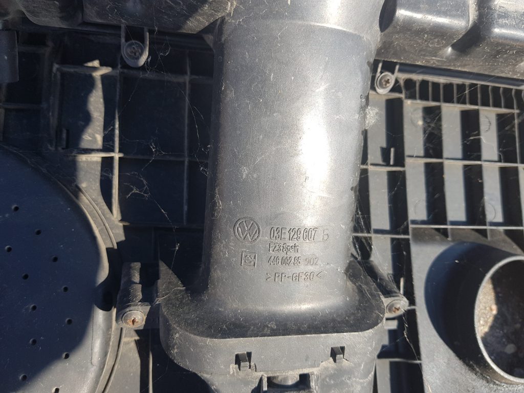 Dzinēja dekoratīvais vāks priekš ŠKODA FABIA 2003 2 Dzinēja dekoratīvais vāks priekš ŠKODA FABIA 2003