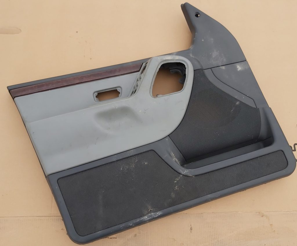 Priekšējo kreiso durvju apdare priekš JEEP GRAND CHEROKEE 2004 1 Priekšējo kreiso durvju apdare priekš JEEP GRAND CHEROKEE 2004