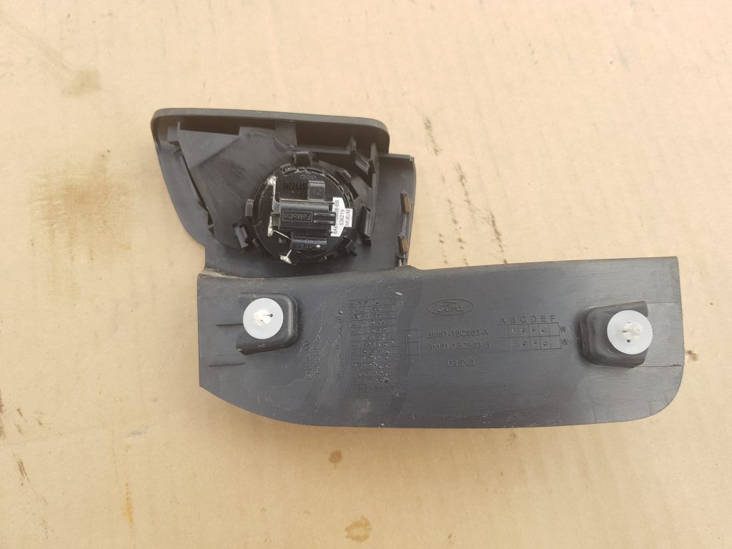 Durvju spoguļa apdares uzlika salonā (ar skaļruni) priekš FORD FOCUS 2016