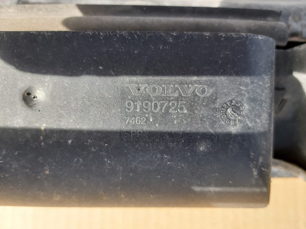 Priekšējā radiatora rāmja augšēja daļa priekš VOLVO V70 2002 SILVER 2 Priekšējā radiatora rāmja augšēja daļa priekš VOLVO V70 2002 SILVER