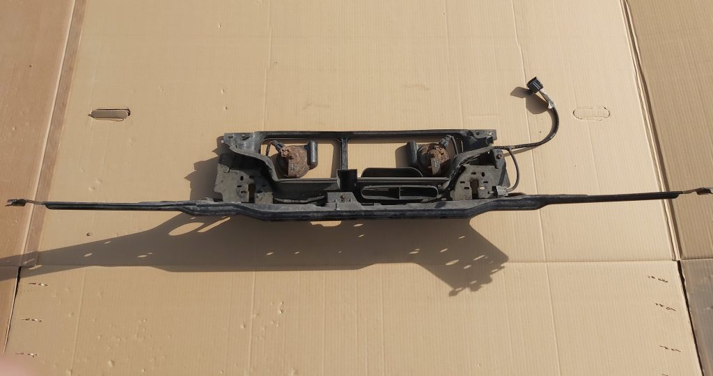 Priekšējā radiatora rāmja augšēja daļa priekš VOLVO V70 2002 SILVER 1 Priekšējā radiatora rāmja augšēja daļa priekš VOLVO V70 2002 SILVER