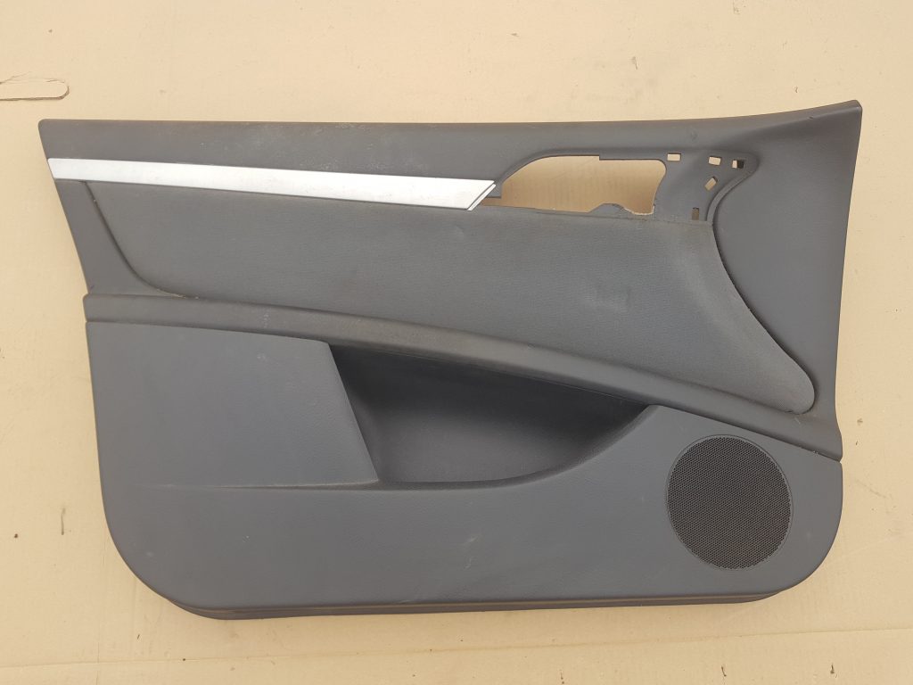 Priekšējo kreiso durvju apdare priekš PEUGEOT 407 2004 1 Priekšējo kreiso durvju apdare priekš PEUGEOT 407 2004