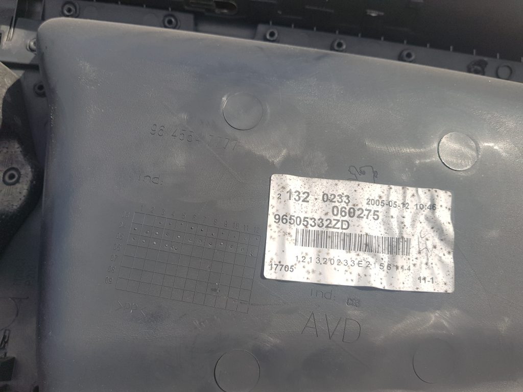 Priekšējo labo durvju apdare priekš PEUGEOT 407 2005 2 Priekšējo labo durvju apdare priekš PEUGEOT 407 2005