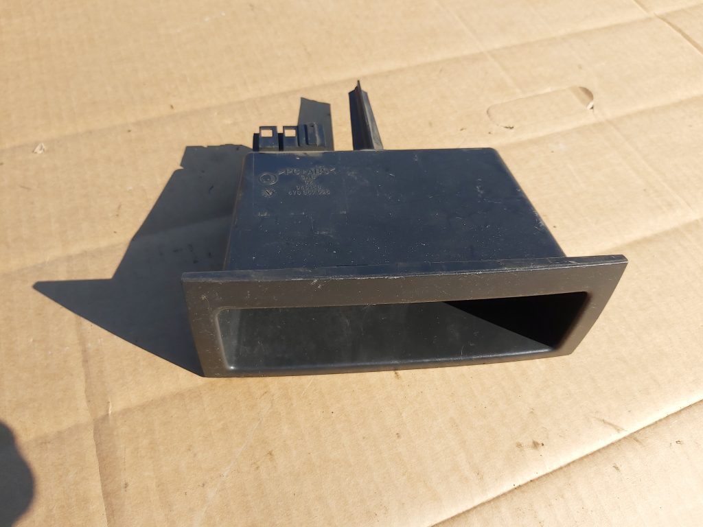 Centrālās konsoles nodalījums priekš VW PASSAT 2007 UNIVERSAL SILVER 1 Centrālās konsoles nodalījums priekš VW PASSAT 2007 UNIVERSAL SILVER