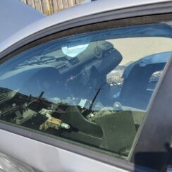 Priekšējo kreiso durvju stikls priekš VW PASSAT 2007 UNIVERSAL SILVER