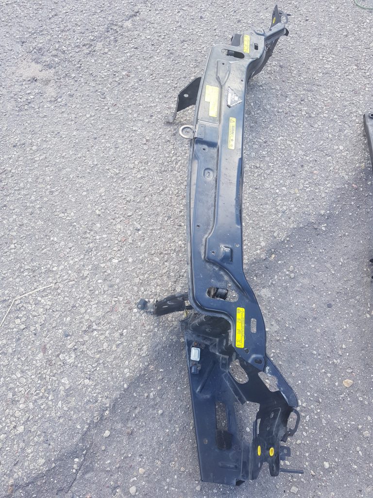 Priekšējā radiatora rāmja augšēja daļa priekš VOLVO XC90 2004