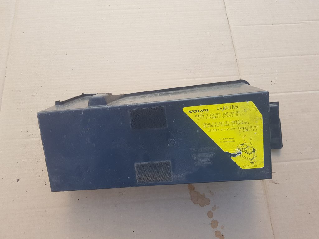Akumulatora stiprināšanas korpuss priekš VOLVO XC90 2004