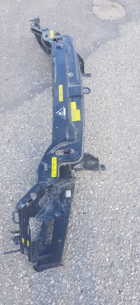 Priekšējā radiatora rāmja augšēja daļa priekš VOLVO XC90 2004