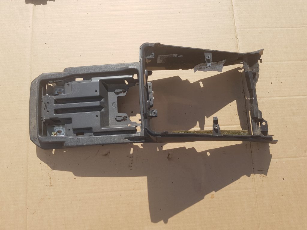 Centrālās konsoles iekšējā plastmasa priekš VOLVO XC90 2004