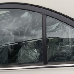 Aizmugurējo kreiso durvju stikls priekš TOYOTA AVENSIS 2004