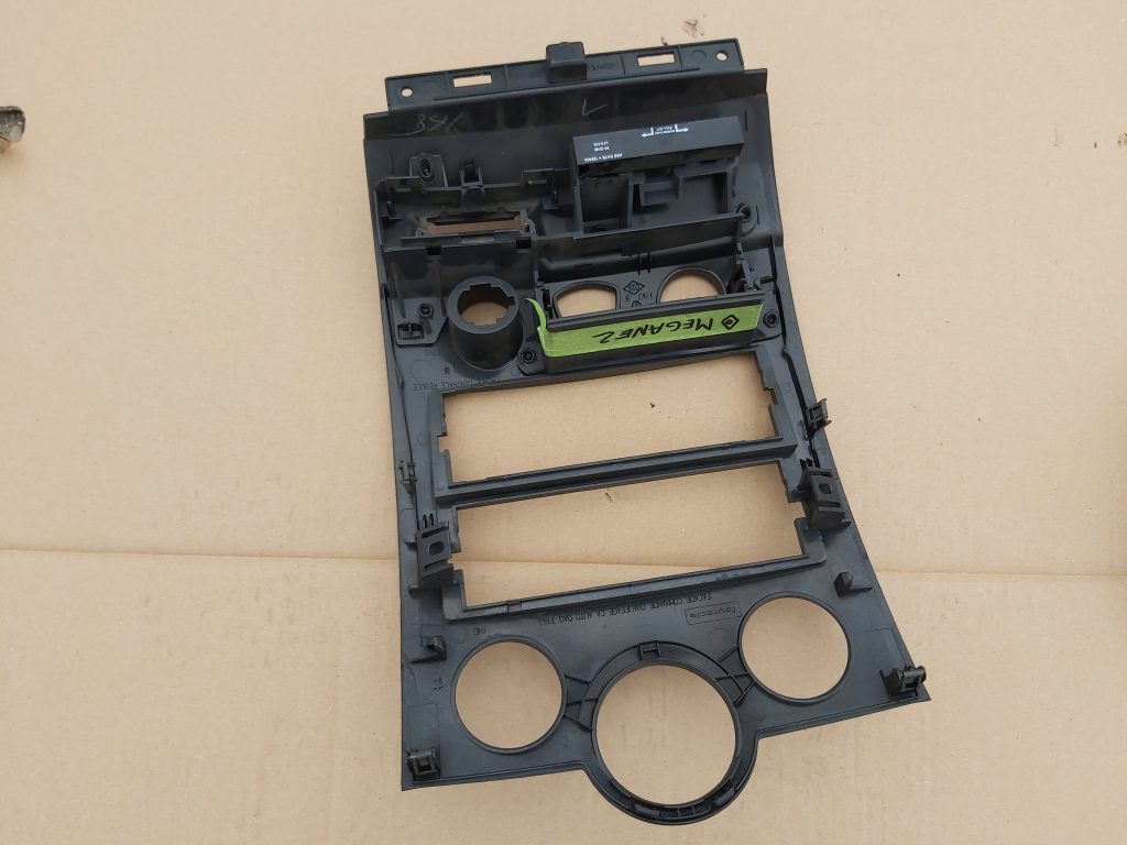 Mērinstrumentu paneļa dekoratīvais rāmis priekš RENAULT MEGANE 2004