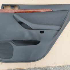 Aizmugurējo labo durvju apdare priekš TOYOTA AVENSIS 2004