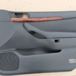 Priekšējo labo durvju apdare priekš TOYOTA AVENSIS 2004