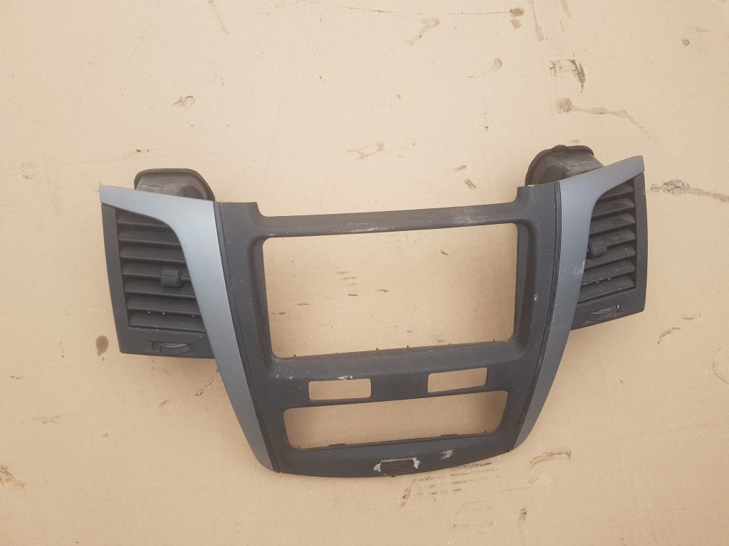 Mērinstrumentu paneļa gaisa vads, centrā priekš TOYOTA HILUX 2009